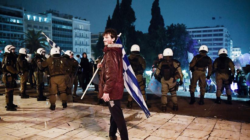 Nordmazedonien: Ein Demonstrant bei Protesten in Athen gegen das Abkommen mit Mazedonien