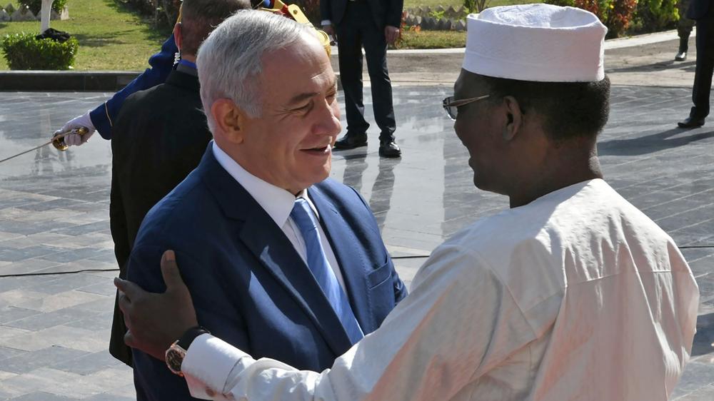 Diplomatie: Tschads Präsident Idriss Déby begrüßt Israels Ministerpräsident Benjamin Netanjahu.