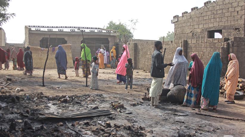 Boko Haram: Zivilisten im Dorf Sajeri am Stadtrand von Maiduguri, der Hauptstadt des Bundesstaates Borno. Dort waren bei einem Angriff der islamistischen Kämpfer von Boko Haram drei Menschen getötet worden. 