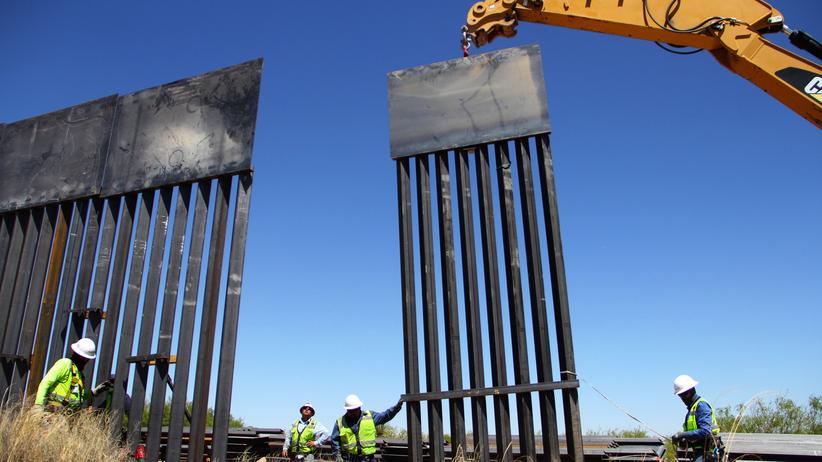 Politische Ordnung: Reparaturarbeiten an einer bestehenden Grenzbarriere zwischen Mexico und den USA, in Santa Teresa, New Mexico