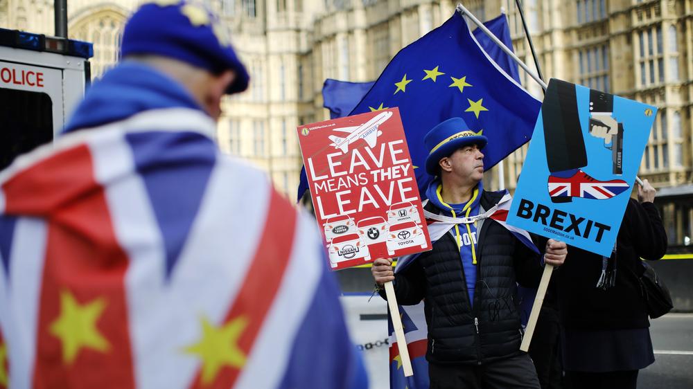 Brexit-Deal: Brexit-Gegner demonstrieren mit EU-Fahnen vor dem Parlament in London.
