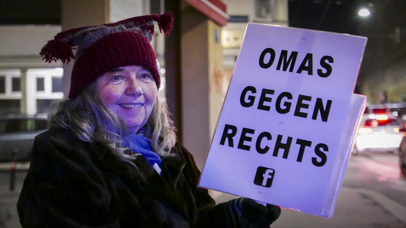 Österreich: Fanny S. holt sich wöchentlich am Sammelplatz ein Plakat und gibt es später wieder zurück. Sie empfindet die politische Situation in Österreich als bedrohlich. "Und da muss ich in meinem Alter auf die Straße", sagt sie.
