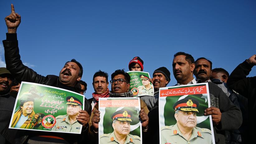 Grenzregion Kaschmir: Pakistaner demonstrieren in Islamabad gegen Indien und halten dabei Bilder des Armeegenerals Qamar Javed Bajwa