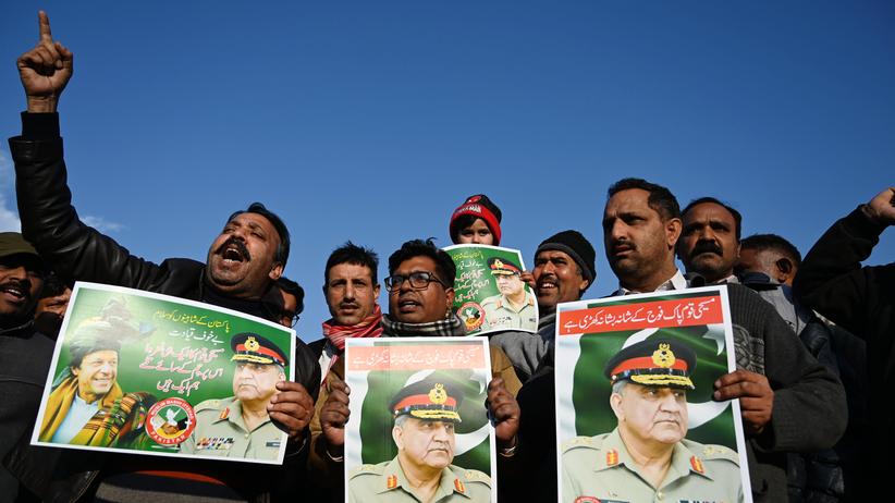 Grenzregion Kaschmir: Pakistaner demonstrieren in Islamabad gegen Indien und halten dabei Bilder des Armeegenerals Qamar Javed Bajwa