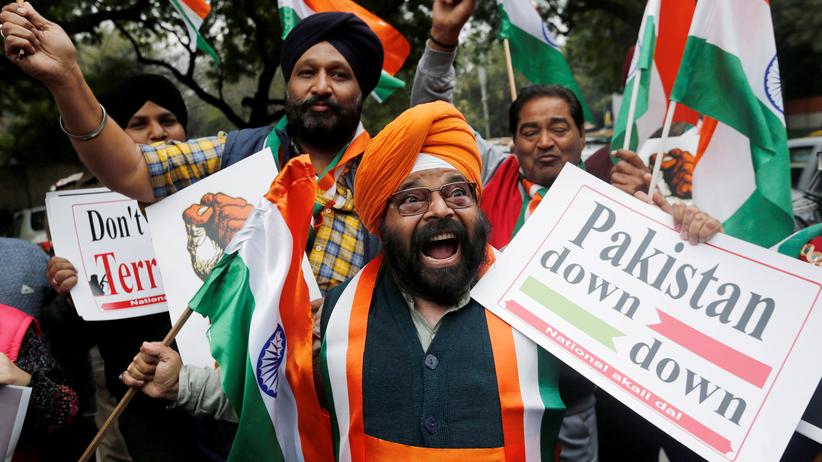 Kaschmir-Konflikt: Wie angespannt die Lage zwischen Indien und Pakistan derzeit ist, zeigen auch diese Jubelrufe von Demonstranten in Neu Delhi über die Luftangriffe des indischen Militärs auf ein mutmaßliches Terrorcamp in Pakistan.