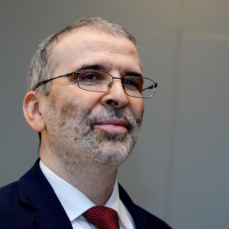 Mustafa Sanalla ist der Vorsitzende der National Oil Corporation (NOC), dem staatlichen libyschen Mineralölunternehmen mit Sitz in Tripolis. Es wurde 1970 gegründet und wird von der internationalen Gemeinschaft als neutrale Institution anerkannt. Das Unternehmen ist für die gesamte Rohölproduktion in Libyen zuständig.