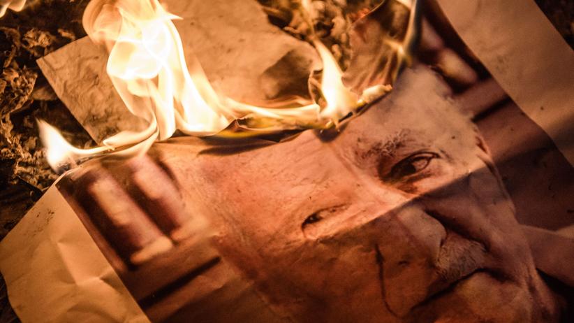 Türkei: Das Bild des Predigers Fethullah Gülen wurde 2016 von Erdoğan-Anhängern bei einer Demonstration in Istanbul verbrannt.