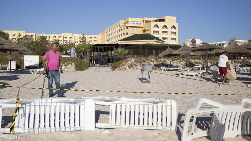 Tunis und Sousse: Ein Wachmann patrouilliert nach dem Terroranschlag im Juni 2015 am Strand von Port el-Kantaoui, nahe der tunesischen Hafenstadt Sousse. 