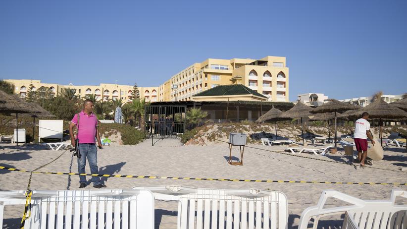 Tunis und Sousse: Ein Wachmann patrouilliert nach dem Terroranschlag im Juni 2015 am Strand von Port el-Kantaoui, nahe der tunesischen Hafenstadt Sousse. 
