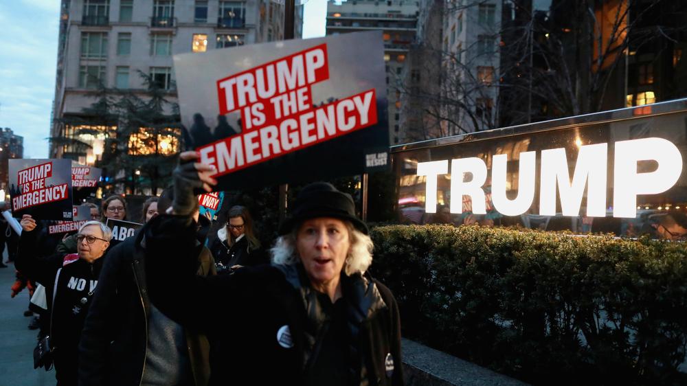 USA: "Trump ist der Notstand" steht auf diesen Plakaten, mit denen Menschen vor dem Trump-Hotel in Manhattan demonstrieren.  