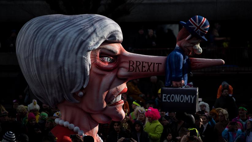 Brexit: Natürlich durfte Theresa May auch als Motiv im deutschen Karneval nicht fehlen: Im Düsseldorfer Rosenmontagszug etwa zeigte sie der britischen Wirtschaft eine lange Nase.