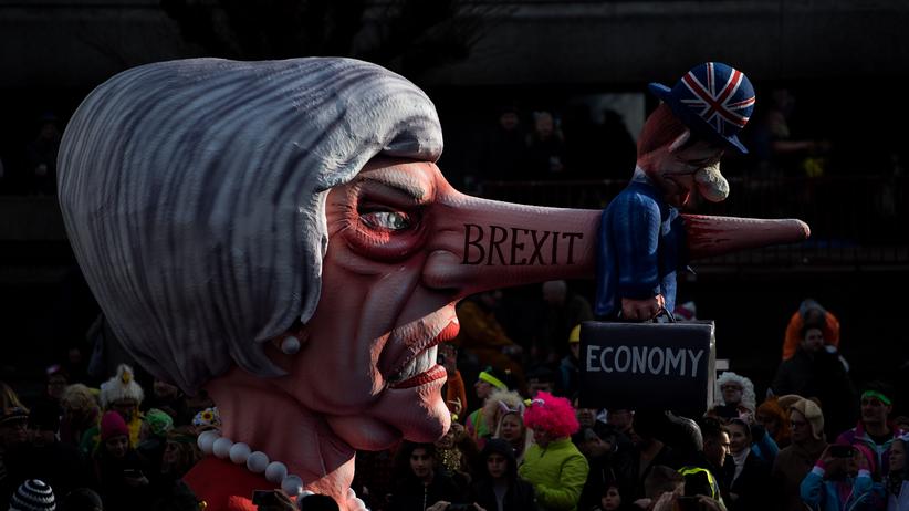 Brexit: Natürlich durfte Theresa May auch als Motiv im deutschen Karneval nicht fehlen: Im Düsseldorfer Rosenmontagszug etwa zeigte sie der britischen Wirtschaft eine lange Nase.