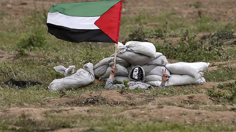 Gazastreifen: Ein palästinensischer Demonstrant in Deckung. Das Bild enstand am Samstag, als es nach Protesten in Grenznähe zu Zusammenstößen mit israelischen Sicherheitskräften kam.