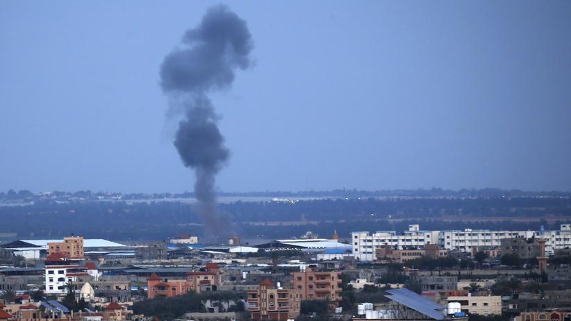 Nach Raketenangriff: Rauch steigt über Rafah im südlichen Gazastreifen auf, nachdem das israelische Militär Vergeltungsanschläge für einen Raktenangriff geflogen ist.