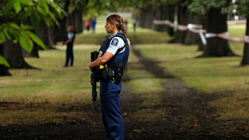 Angriff auf Moscheen: Eine Polizistin riegelt den Tatort in Christchurch ab.