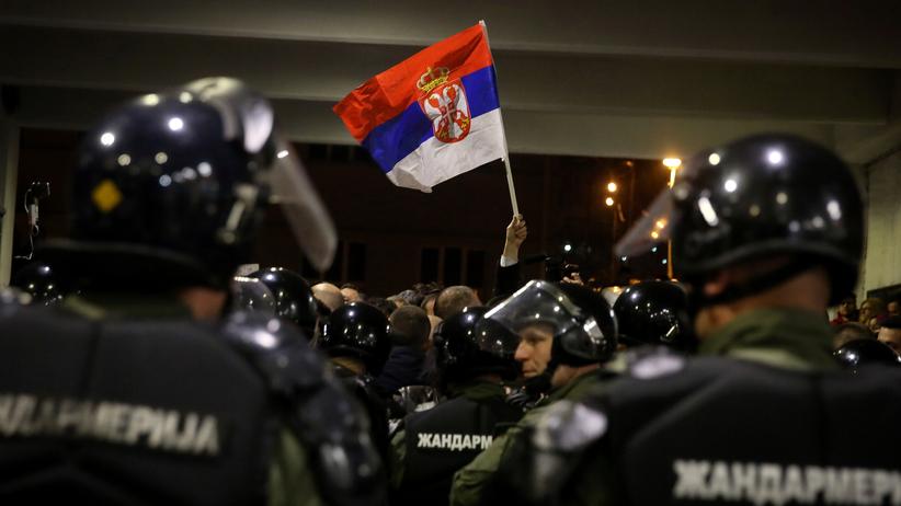 Belgrad: Polizeieinsatz bei Protesten vor der Zentrale des serbischen Staatssenders RTS