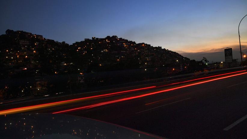 Venezuela: Im Alcabala-Viertel in Venezuelas Hauptstadt Caracas ist die Stromversorgung zum Teil wieder hergestellt. 