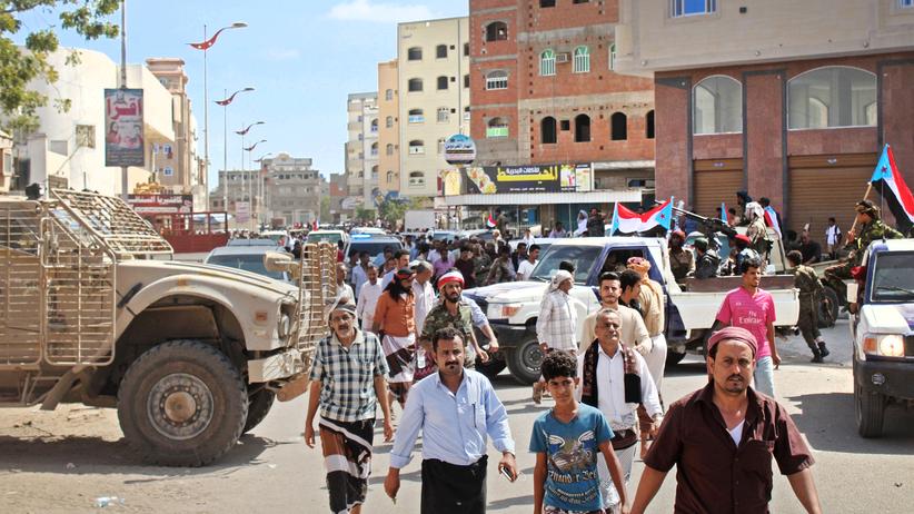 Jemen: Jemeniten auf dem Weg zu einer Beerdigung in Aden. Mindestens 5.000 Flüchtlinge und Migranten sind in wenigen Tagen in der Hafenstadt inhaftiert worden.