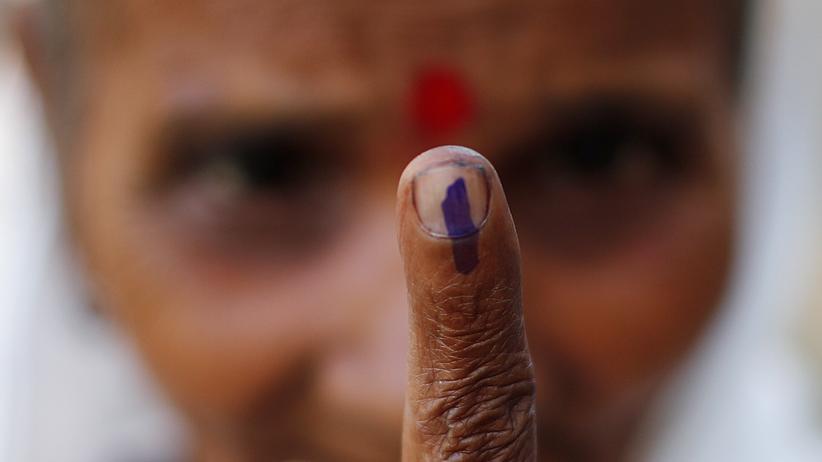 Parlamentswahl in Indien: Eine indische Frau zeigt ihren Finger, der nach Abgabe ihrer Stimme mit Tinte markiert wurde.