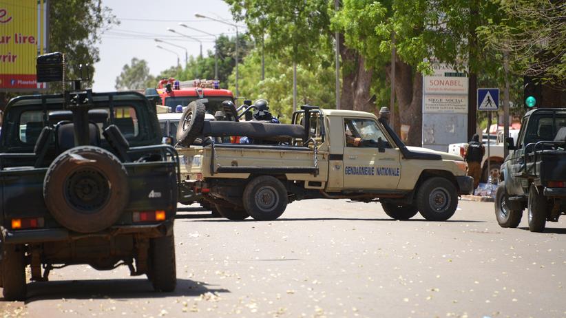 Burkina Faso: Fahrzeuge der Gendarmerie blockieren eine Straße in Ouagadougou – aufgenommen im März vergangenen Jahres, als es in der Hauptstadt von Burkina Faso mehrere Anschläge gab.