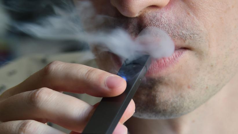 Rauchen: Ein Mann inhaliert Rauch von einer E-Zigarette