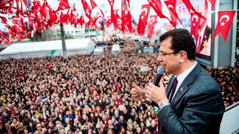Kommunalwahl in der Türkei: Ekrem İmamoğlu von der CHP vor seinen Anhängerinnen und Anhängern
