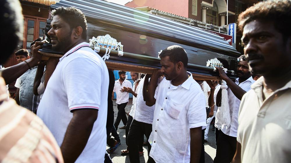 "Islamischer Staat": Familie und Freunde eines Anschlagsopfers tragen seinen Sarg auf Sri Lanka.