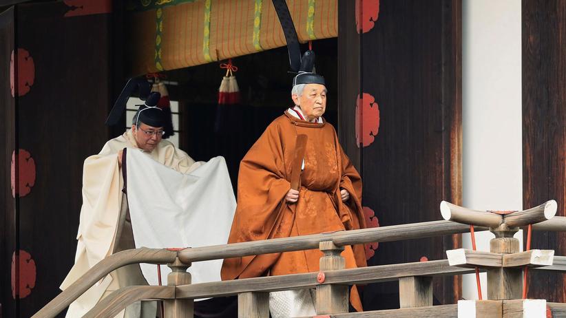 Akihito: In einer traditionellen goldbraunen Robe und schwarzer Kopfbedeckung geht Akihito zu mehreren heiligen Schreinen, um seinen Vorfahren und den Shinto-Göttern von seiner bevorstehenden Abdankung zu berichten.