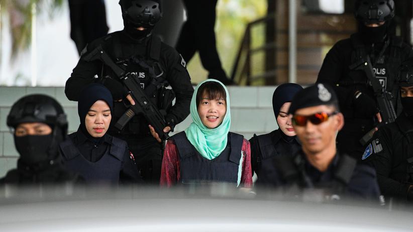 Nordkorea: Die Angeklagte Doan Thi Huong wird nach der Urteilsverkündung abgeführt.