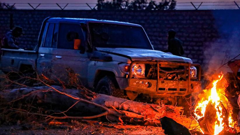 Zerstörtes Fahrzeug in Libyen