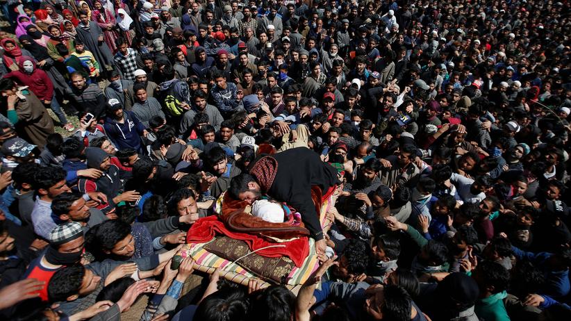 Pakistan: Begräbnis eines bei Auseinandersetzungen mit indischen Soldaten getöteten Kämpfers in Gadbugh im südlichen Kaschmir