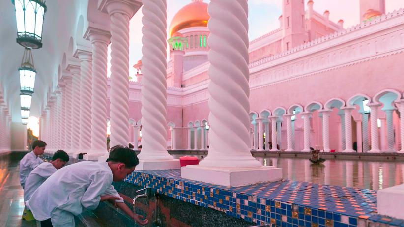 Todesstrafe für Homosexuelle: Kinder waschen sich vor der Sultan-Omar-Ali-Saifuddin-Moschee in Bandar Seri Begawan.