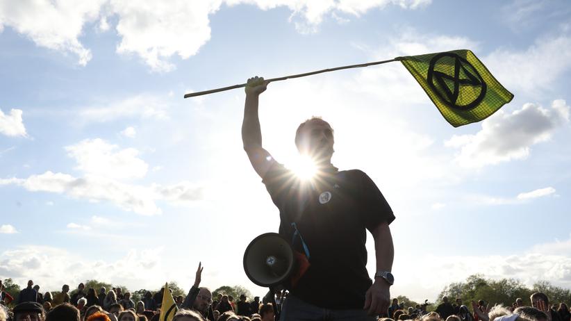 Großbritannien: Die Bewegung Extinction Rebellion macht mit Demos, Sitzblockaden und Protestcamps - mit denen sie den Verkehr in Londons Innenstadt lahmgelegte – auf sich aufmerksam. 
