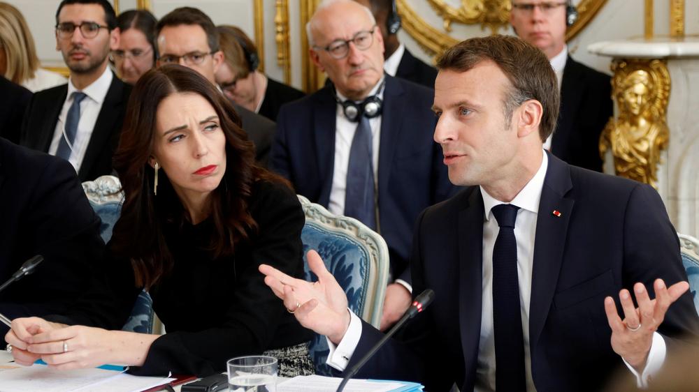 Christchurch-Gipfel: Frankreichs Präsident Emmanuel Macron (rechts) spricht neben der neuseeländischen Regierungschefin Jacinda Ardern beim "Christchurch-Gipfel" in Paris.