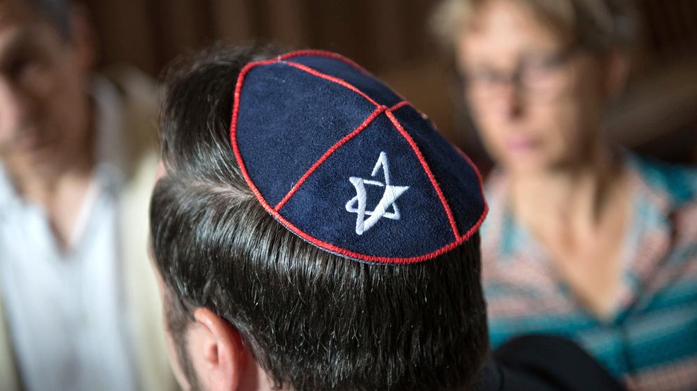 Antisemitismus: Die Zahl der antisemitischen Straftaten ist zuletzt stark gestiegen. Hier ist ein Berliner Jude bei einem Prozess gegen einen antisemitischen Gewalttäter zu sehen.