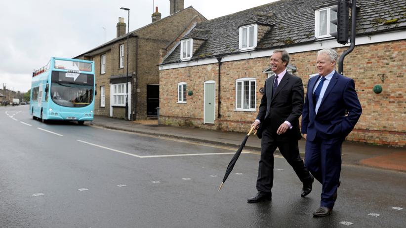 Europawahl: Sie können auf viele Stimmen hoffen: Nigel Farage (links) und Mike Greene von der Brexit Party am Donnerstag im britischen Dorf Thorney.