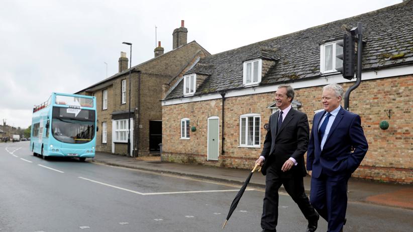 Europawahl: Sie können auf viele Stimmen hoffen: Nigel Farage (links) und Mike Greene von der Brexit Party am Donnerstag im britischen Dorf Thorney.