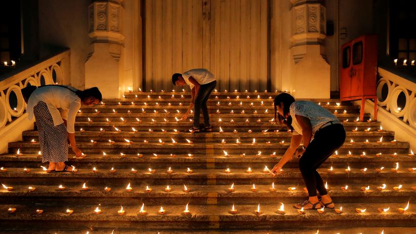 Sri Lanka: In Colombo entzünden Menschen Kerzen im Gedenken an die Opfer der Anschläge.