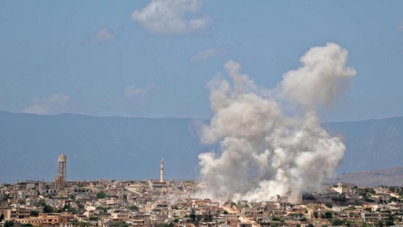 Syrien: Nach einem Angriff steigt über der Stadt Hbeit in der nordsyrischen Provinz Idlib Rauch auf.