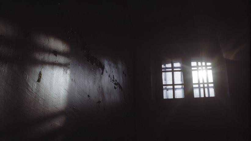 Terrorismus: Blick gen Himmel aus einer Zelle: In Tadschikistan sind viele Menschen bei einem Aufstand im Gefängnis gestorben.