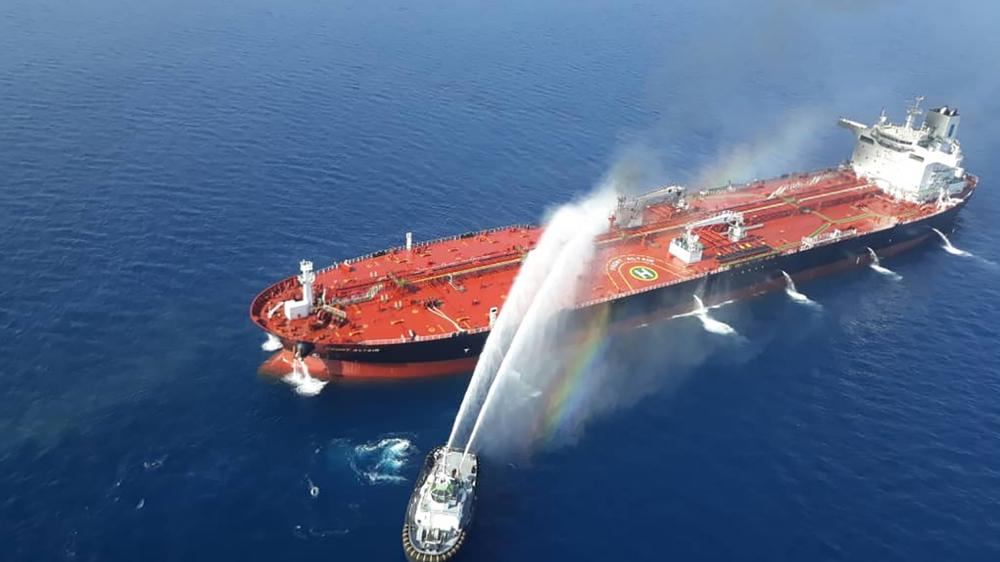 Öltanker: Ein iranisches Löschboot versucht, das Feuer auf dem norwegischen Frachter Front Altair unter Kontrolle zu bringen.