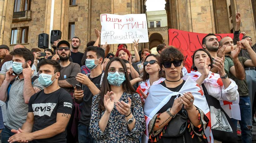 Τυφλίδα: Διαδηλωτές μπροστά από το γεωργιανό κοινοβούλιο στην πρωτεύουσα Τιφλίδα