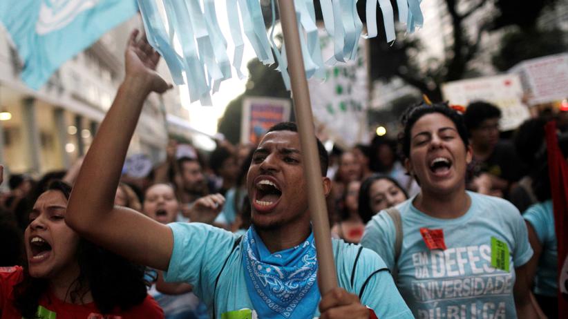 Brasilien: Teilnehmerinnen und Teilnehmer des Generalstreiks in Rio de Janeiro