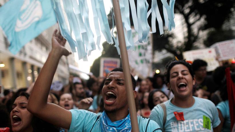 Brasilien: Teilnehmerinnen und Teilnehmer des Generalstreiks in Rio de Janeiro