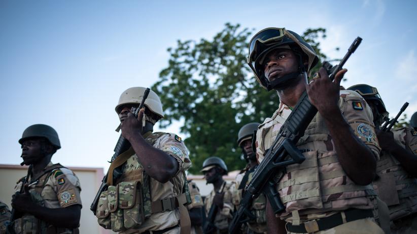 Kamerun: Kamerunische Soldaten bei einer Zeremonie auf einer Militärbasis im Norden Kameruns (Archivbild)