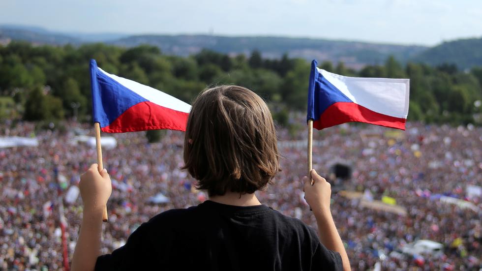 Tschechien: Ein Demonstrant bei Protesten gegen den tschechischen Ministerpräsidenten Andrej Babis in Prag