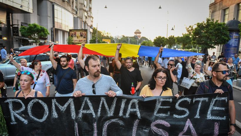 Rumänien: Bei einer Demonstration in Bukarest halten Teilnehmende ein Banner mit der Aufschrift "Rumänien ist getötet" hoch, um an den Mord an einer 15-Jährigen zu erinnern.