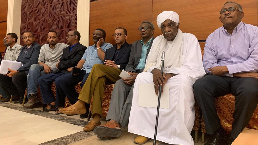 Sudan: Mitglieder der Protestbewegung Allianz für Freiheit und Wandel (ALC) am 17. Juli bei einem Treffen mit dem sudanesischen Militärrat