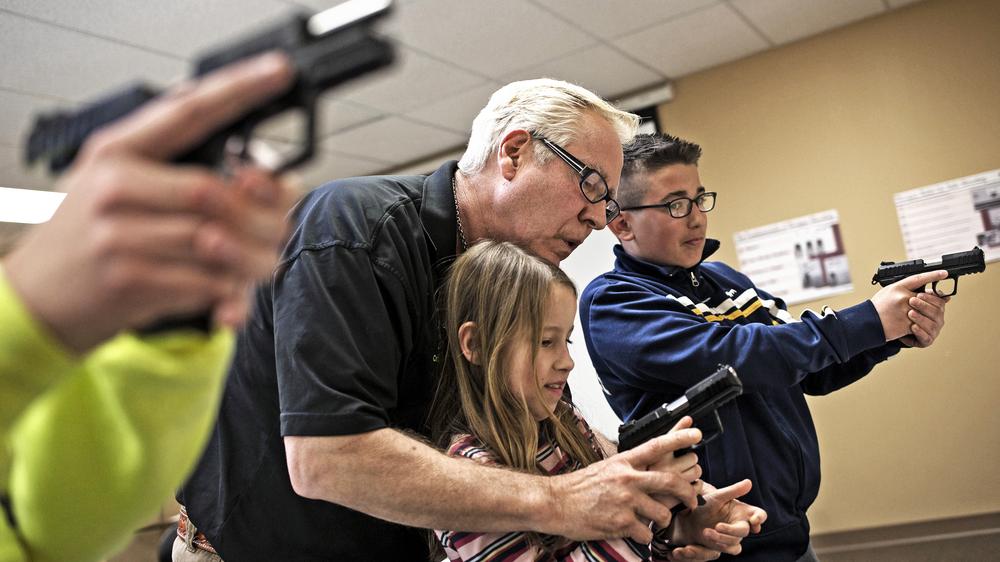 Tote durch Waffengewalt: In einem Waffengeschäft im US-Bundesstaat Illinois wird Kindern gezeigt, wie sie eine Pistole bedienen.