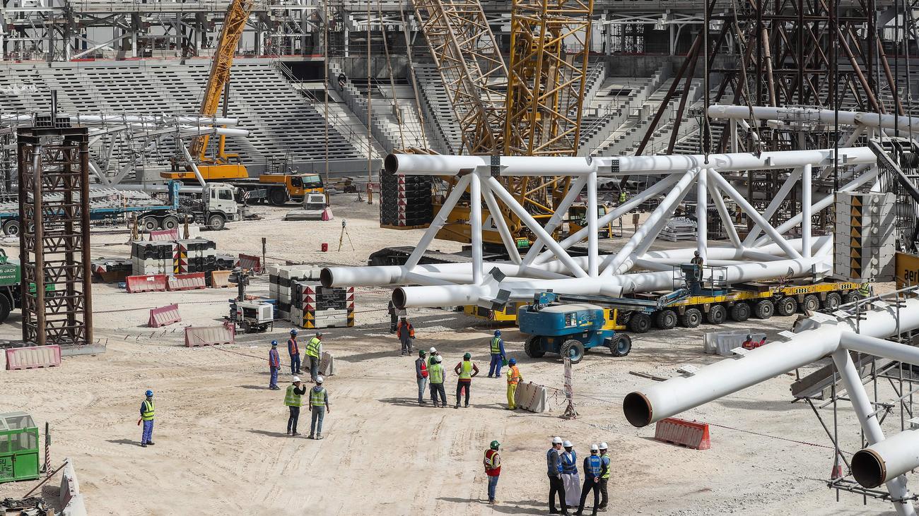 Fußball-WM 2022: Arbeitsbedingungen in Katar im Vorfeld ...